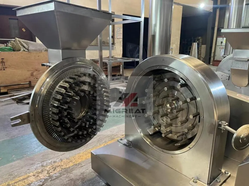 Grinding chamber of a WF universal grinder with toothed disc and screen