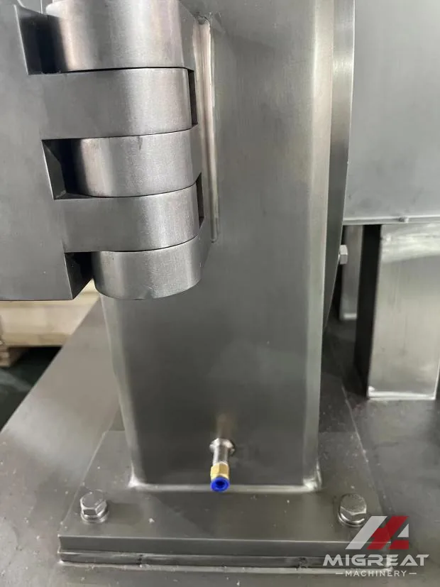 Hinged latch on the body of the WF universal grinder